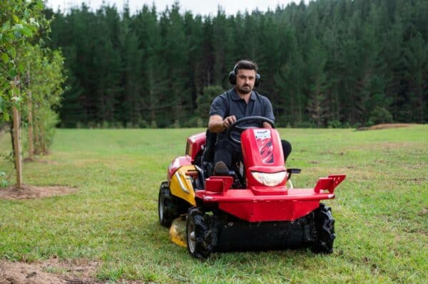Canycom CMX2408 Ride-on Brushcutter - Image 3